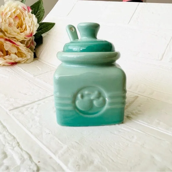 Le Creuset Stoneware Jam Jar Storage Container with Matching Spoon 15 fl ounces - Picture 6 of 8